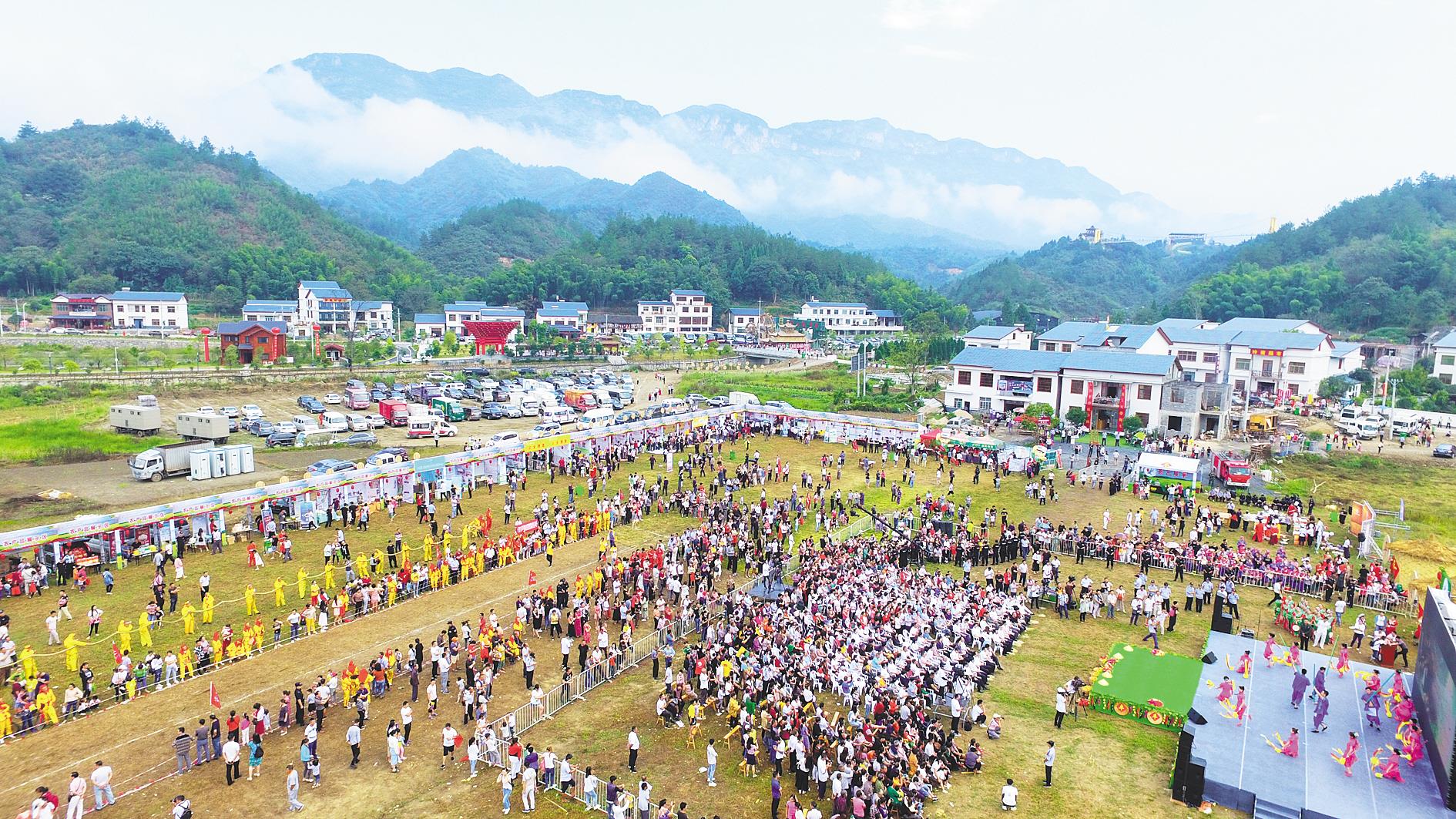 崇阳县金塘镇畈上村柃蜜小镇乡村旅游产业红红火火