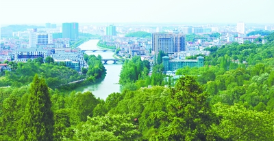 山环水绕的咸宁市区.