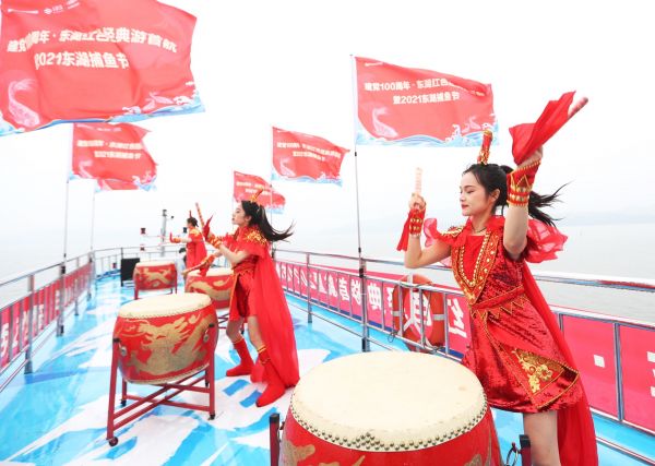 錦鯉號東湖遊船上的中國鼓表演.記者何曉剛 攝