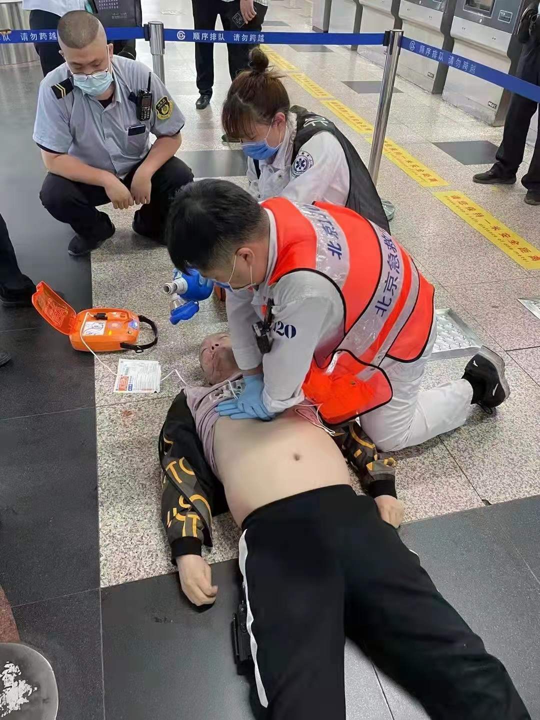 北京地铁aed首次救人成功!男子心脏骤停被成功抢救