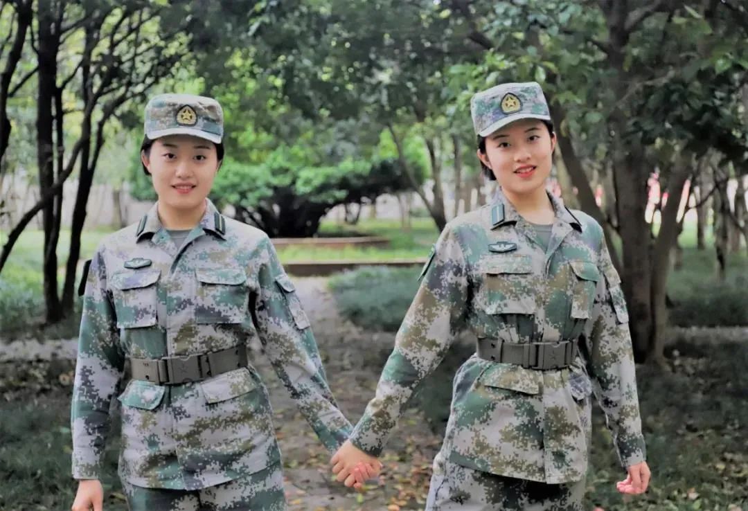 颯雙胞胎儀仗女兵上軍校了