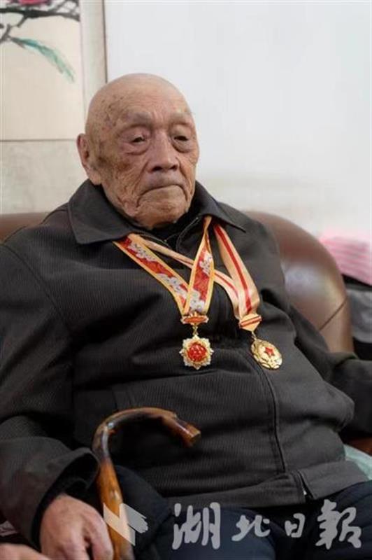 "肖红军"家中一场特殊党课震撼人心:拖着残腿爬雪山 百岁重返南泥湾