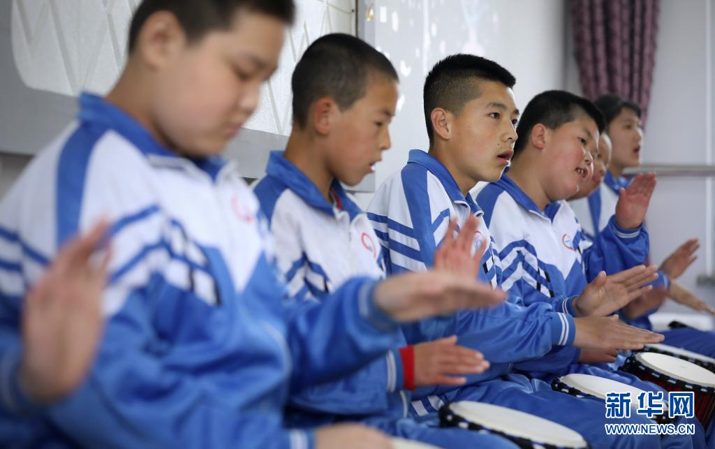 5月12日,凤城市特殊教育学校学生在音乐课上学习打鼓.