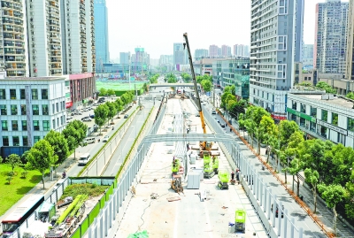 5月26日,友谊大道(武车路—宏茂巷)快速化改造工程主线高架桥结构贯通
