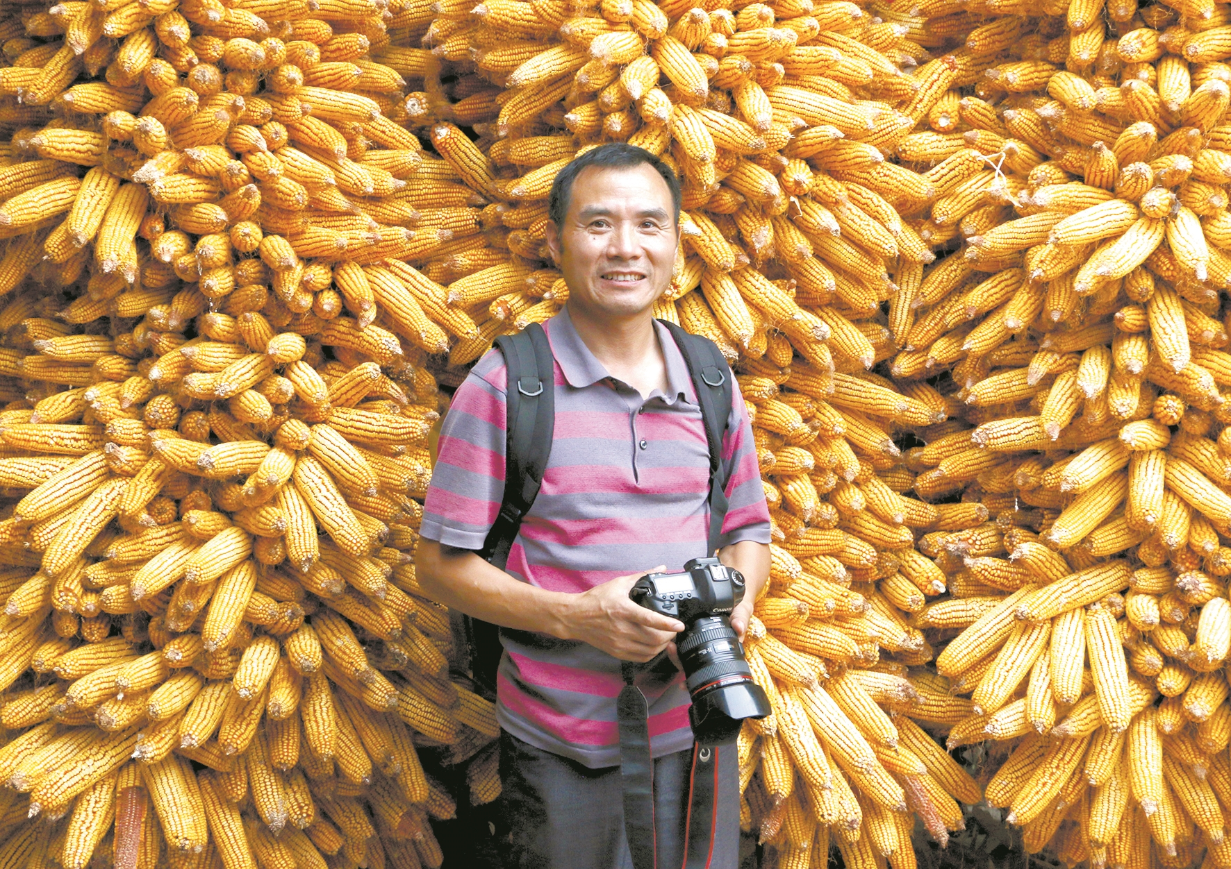 农民摄影师杨洪旺杨洪旺(右)在摄影大展中当评委杨洪旺的摄影作品