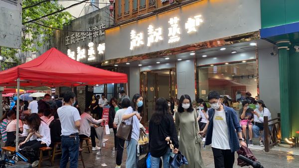 记者探访雪松路:外地游客超爱武汉小龙虾,虾店卖到凌晨2时才收摊