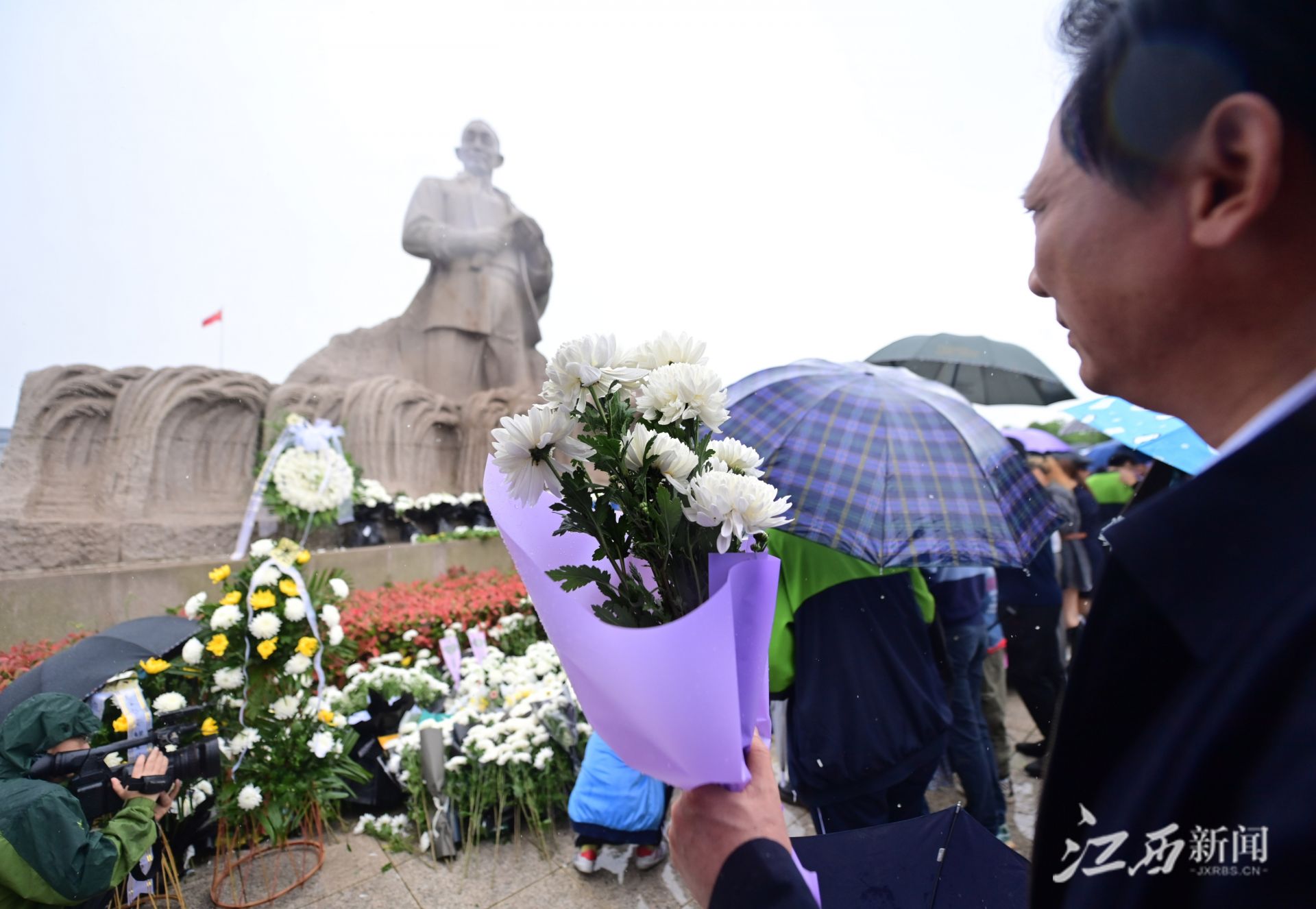 九江德安县千余名市民自发悼念袁隆平院士