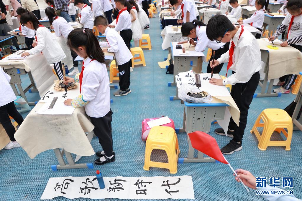 書寫內容以慶祝建黨100週年和積極向上的相關名人名言為主