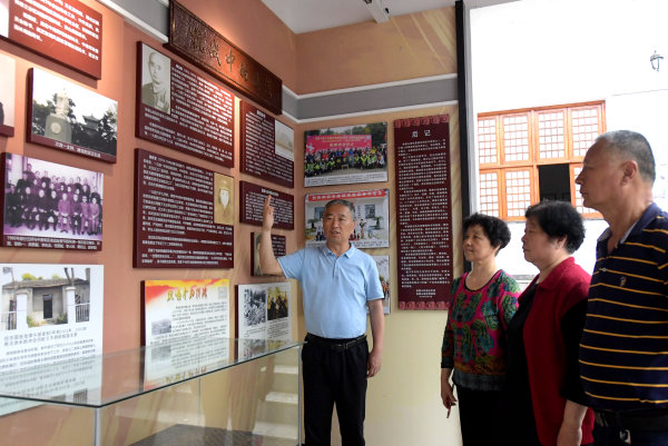 5月27日,傅建桥在侏儒山战役博物馆与家人一起缅怀革命先烈,在父亲傅