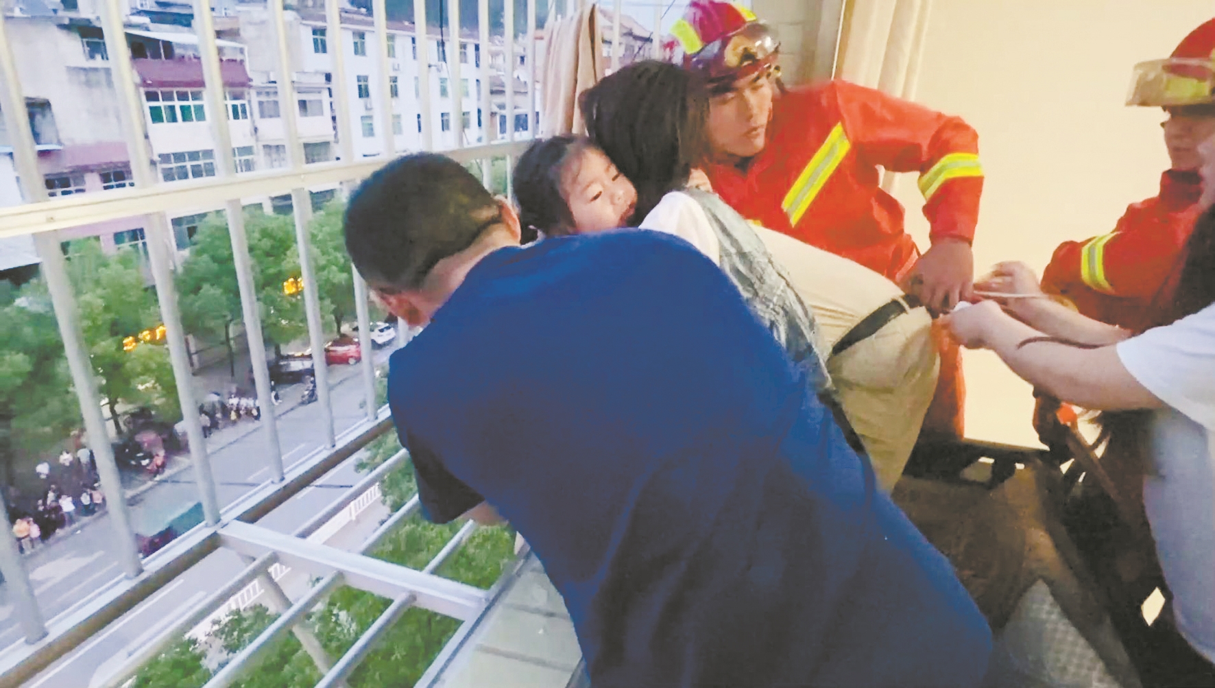 女童头部被防盗网卡住身体悬空 热心邻居托举10余分钟 消防员救出后