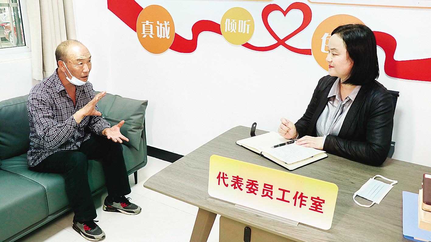 谢慧敏 通讯员 彭成 龙华明 "最近下雨天多,我们的文体活动也是照常