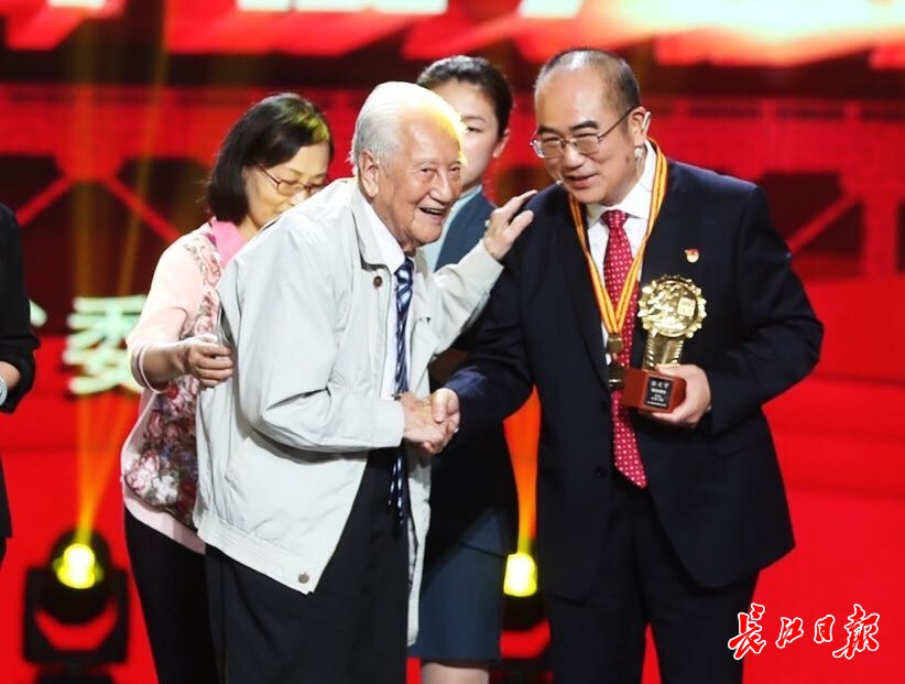 英雄遇见英雄,黄旭华为张定宇颁奖,“坐着轮椅也要来”-荆楚网-湖北日报网