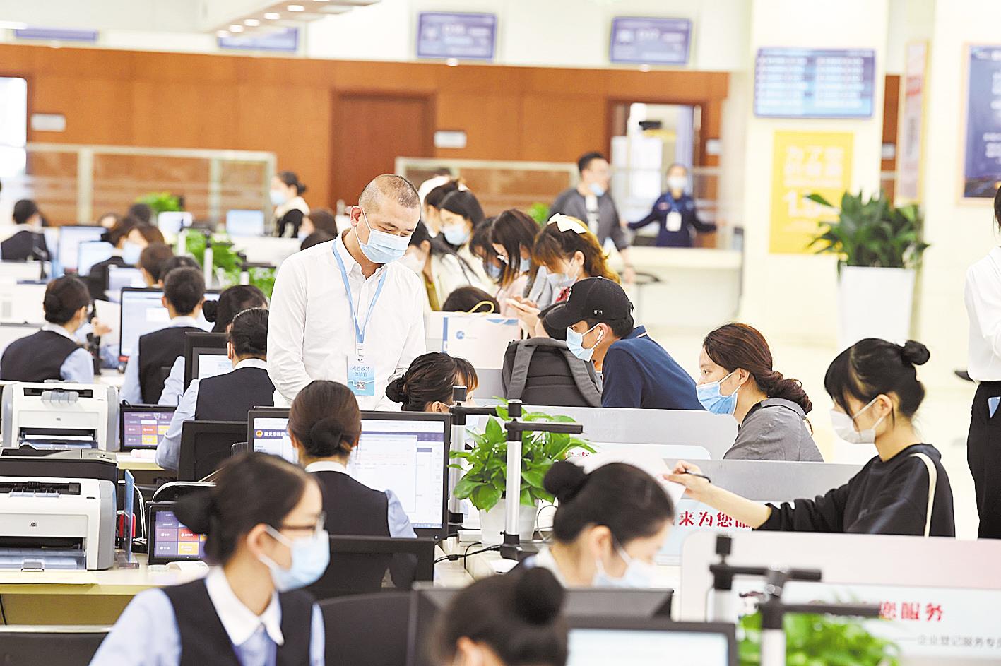 办窗口,24名体验官之一吴会杰(着白衬衣者)贴身抽检"店小二"服务水平