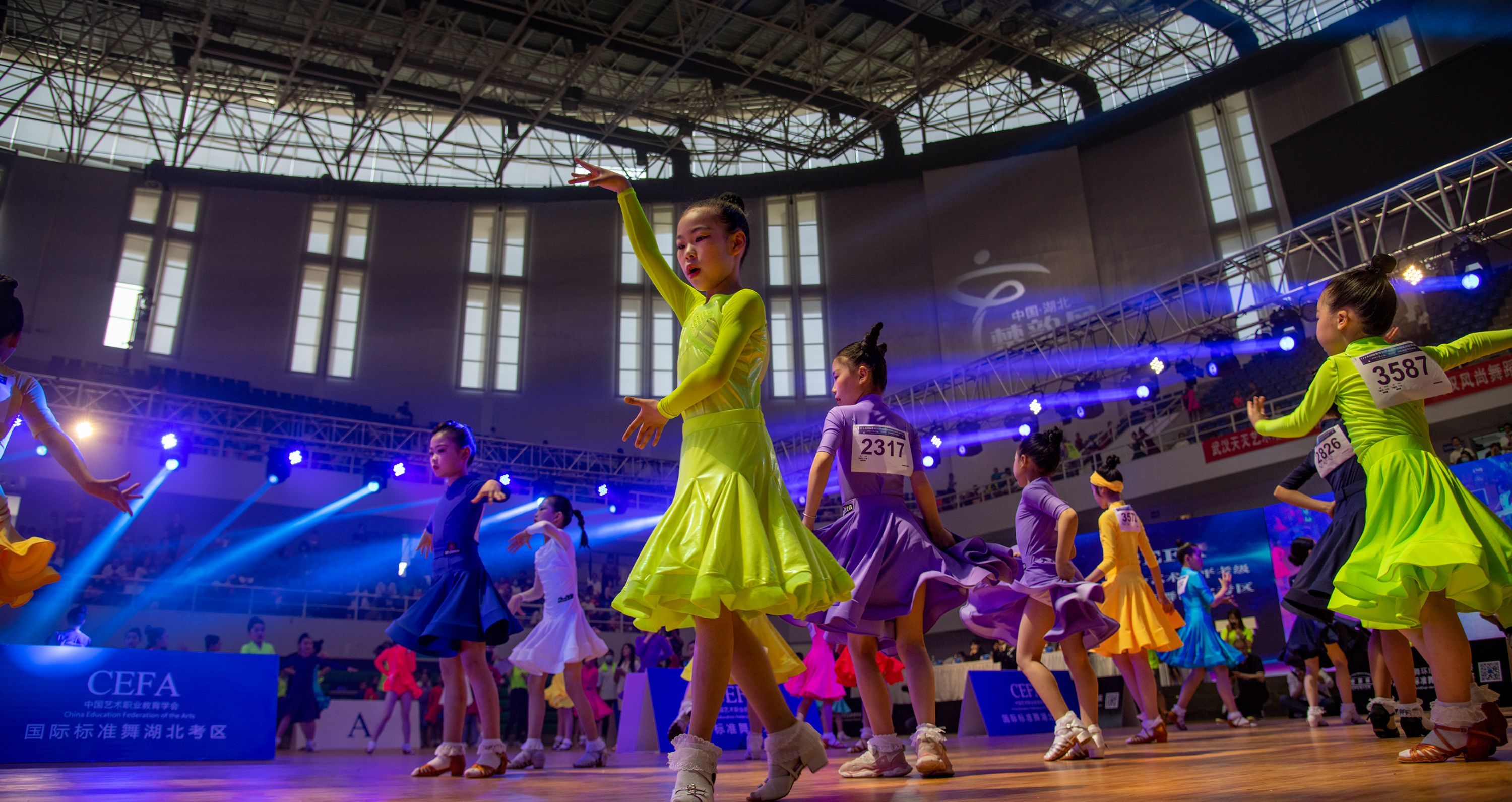 国标舞青少年大显身手城市摄影队