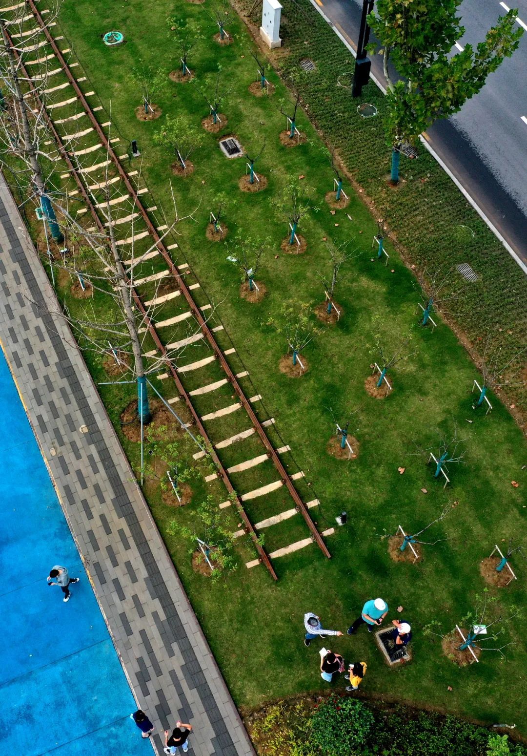 长江日报记者探访发现,路沿石就是五九铁路的老铁轨,公共座椅的基座就