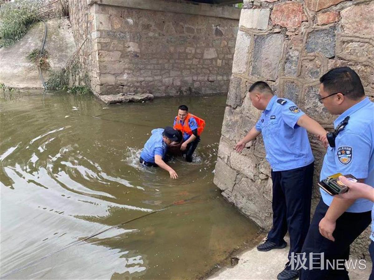 黄金60秒!武汉经开区民警跳沟渠救人