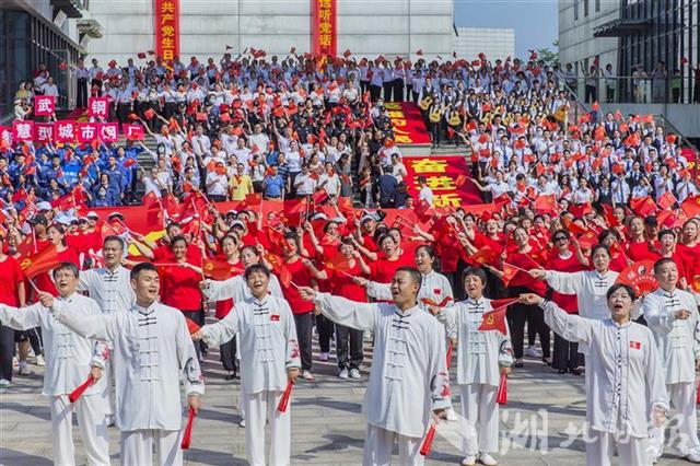 武漢職工紅色歌曲快閃慶祝建黨100週年