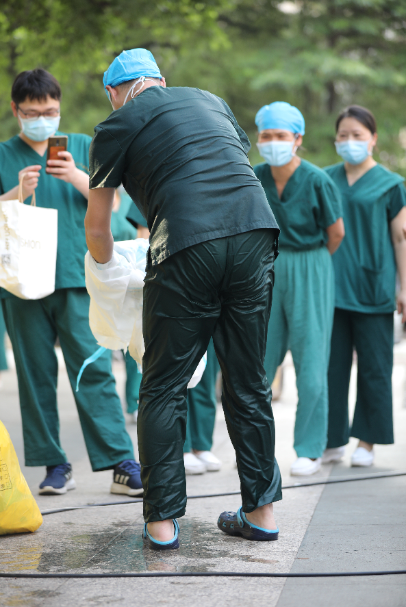 医生核酸采样收工,妻子调侃:刚从河里捞起来吗?