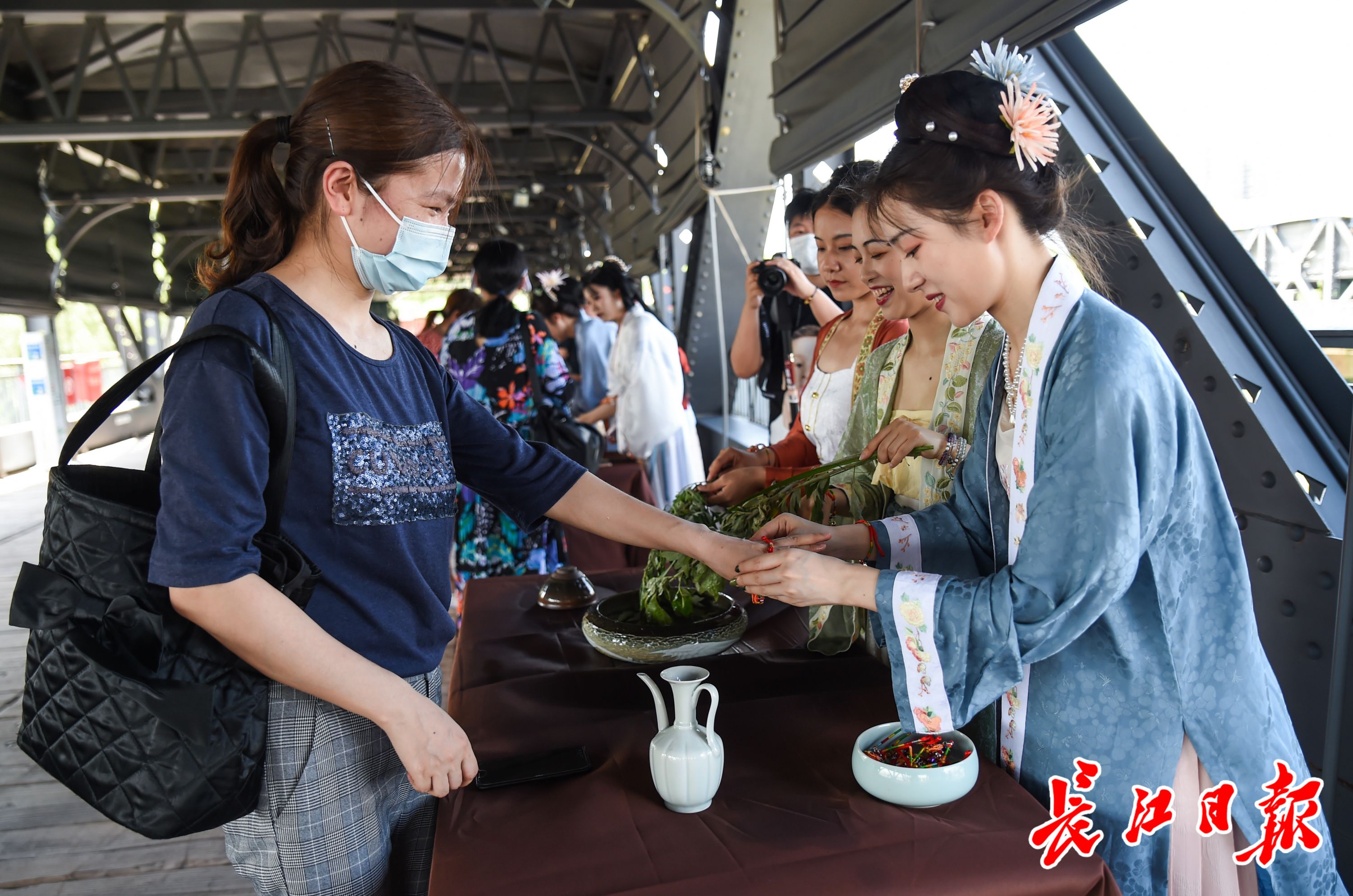 点雄黄,沐兰汤,系五彩绳,游客登"知音号"过端午