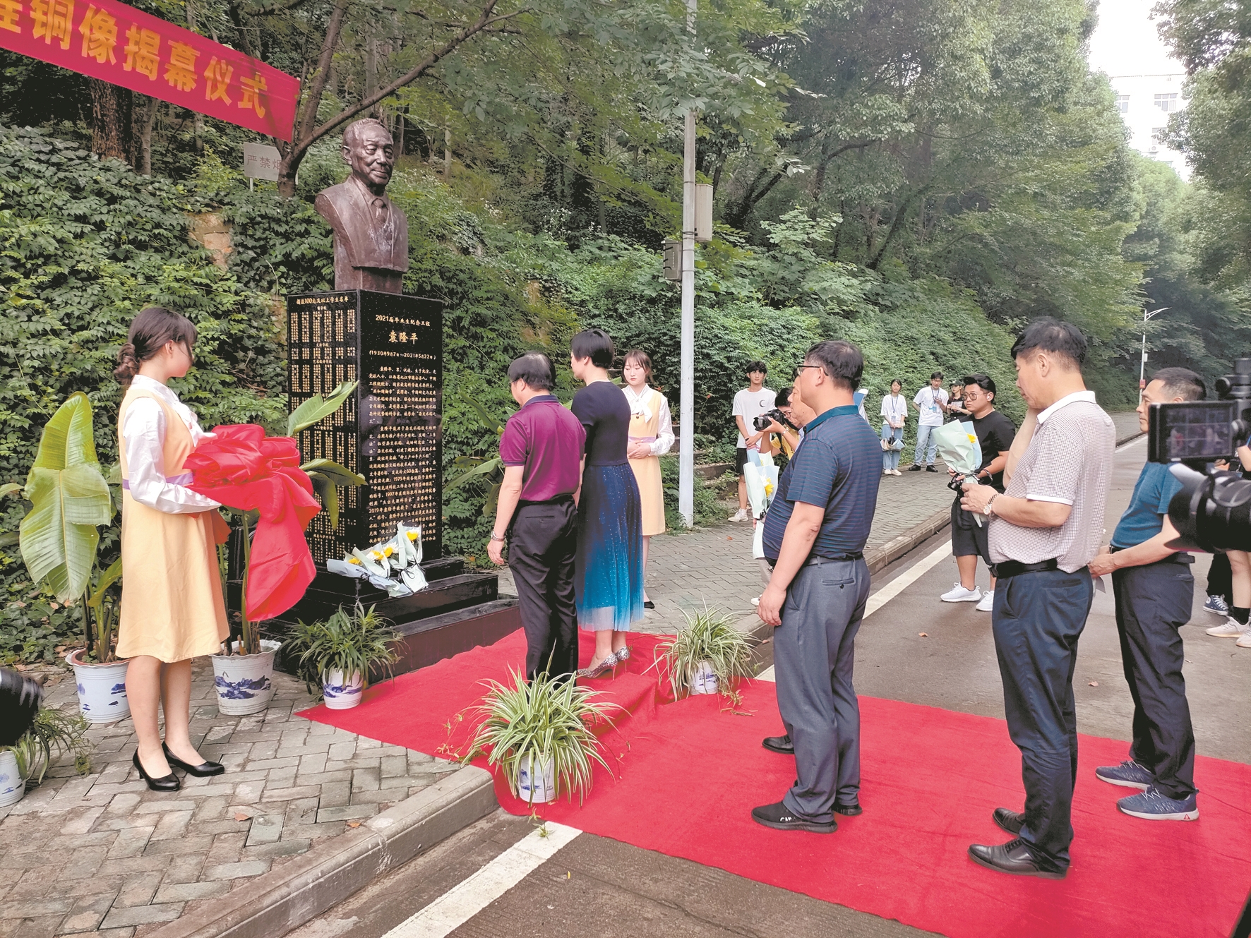 把全班同學名字寫進詩裡集體捐贈袁隆平銅像 離校前他們留下特別畢業