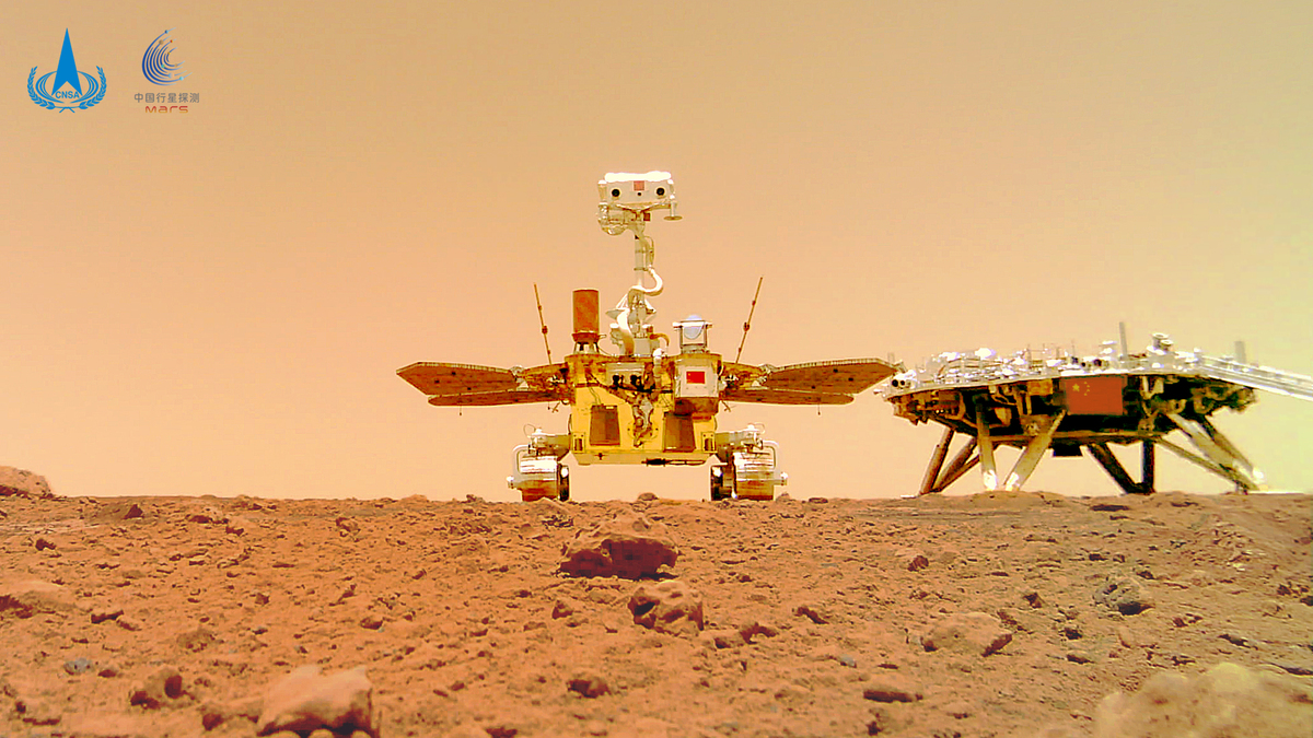 国家航天局举行天问一号探测器着陆火星首批科学影像图揭幕仪式