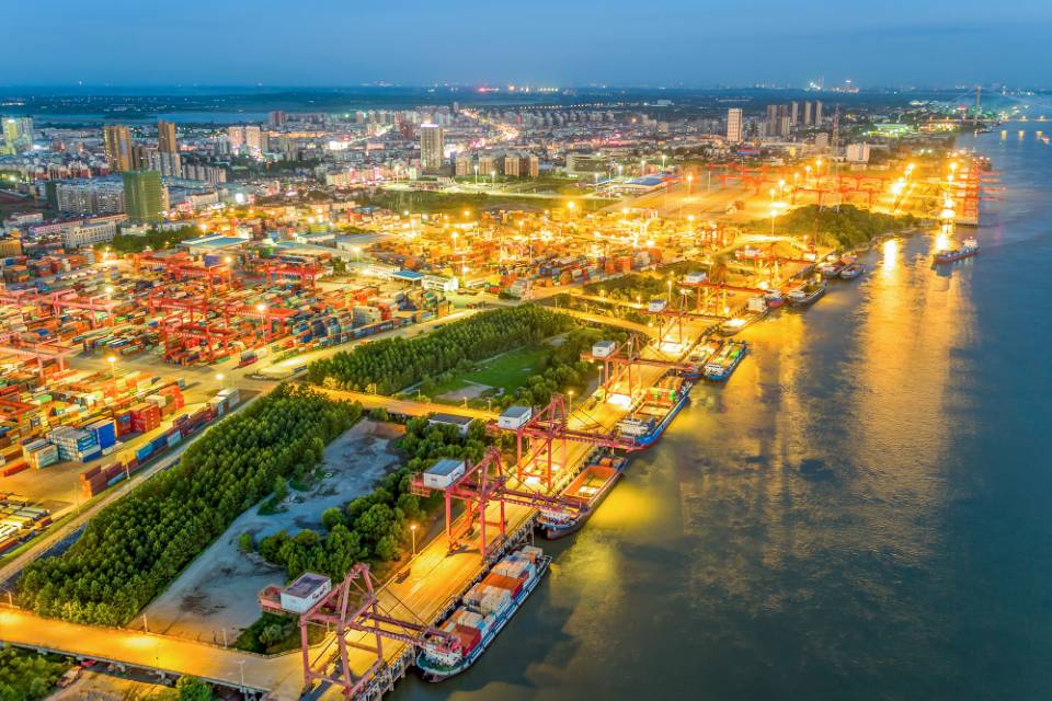 湖北千亿级港口航母鸣笛启航助力武汉打造国家商贸物流中心