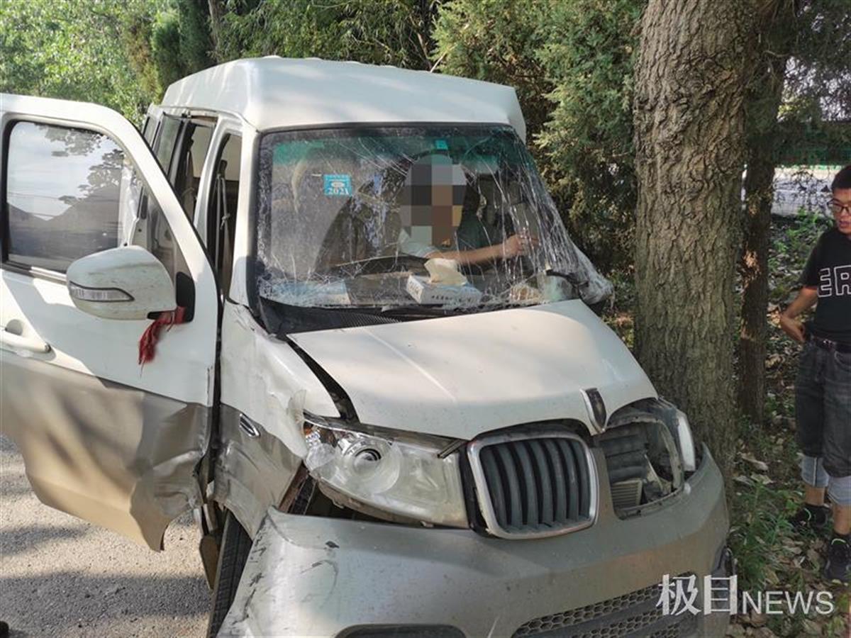 面包车撞上路边大树司机被困武汉消防紧急救援