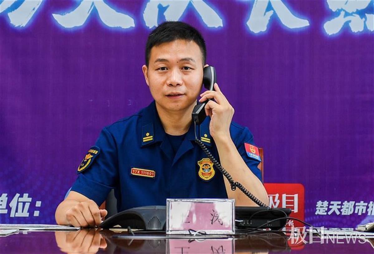 武汉市新洲区消防大队长接听市民热线:小区门口停满车,督促物业马上