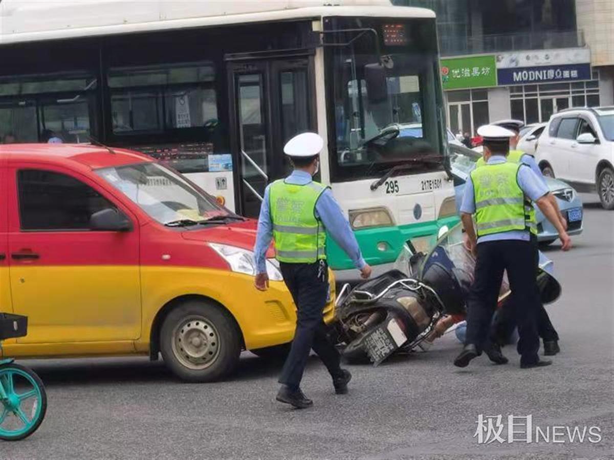 交警开展专项整治时,加装遮阳伞的电动车发生交通事故