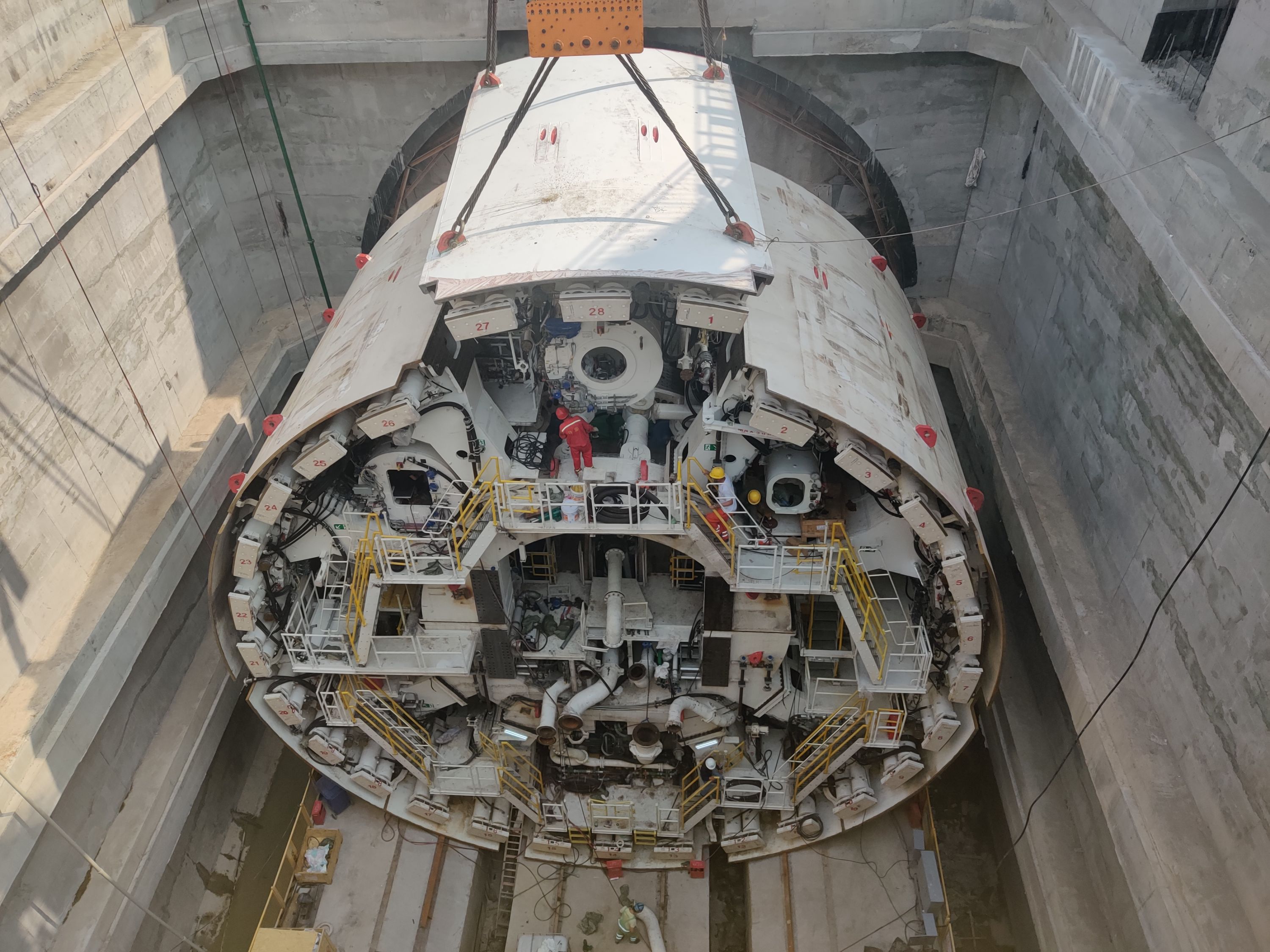 和平大道南延(中山路-张之洞路)工程超大直径盾构机"和平号"最后一块