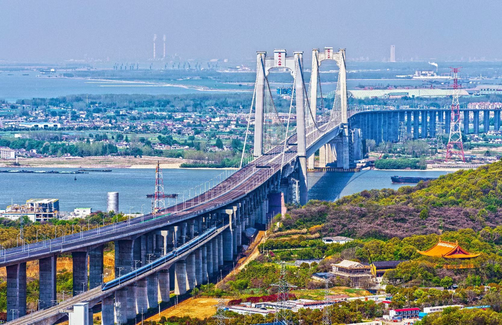 武汉建桥王牌军联手打造,中国首座公铁两用悬索桥通车
