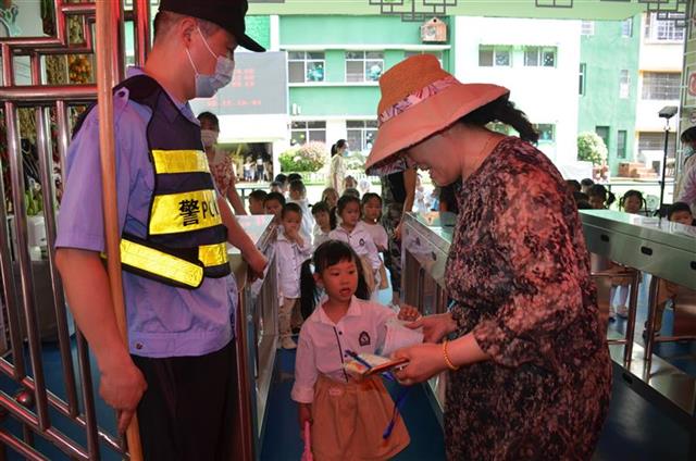 家长刷卡接送!新洲一幼儿园实行门禁智能管理