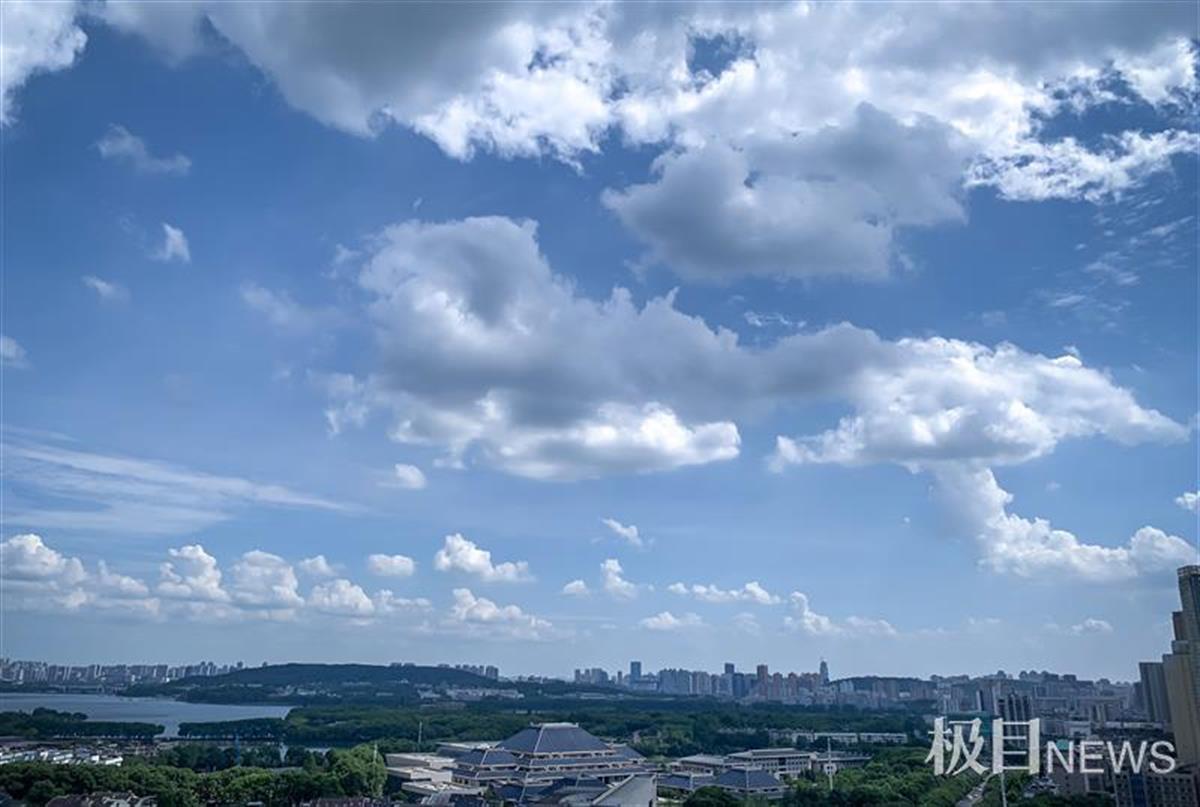 江城天空湛蓝,白云朵朵,令人心旷神怡