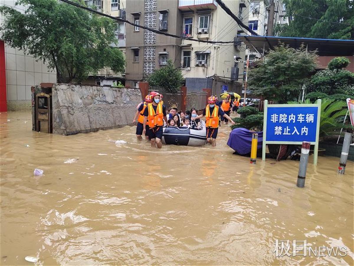 暴雨襲城,快速救援!武漢消防緊急轉移被困群眾上百人