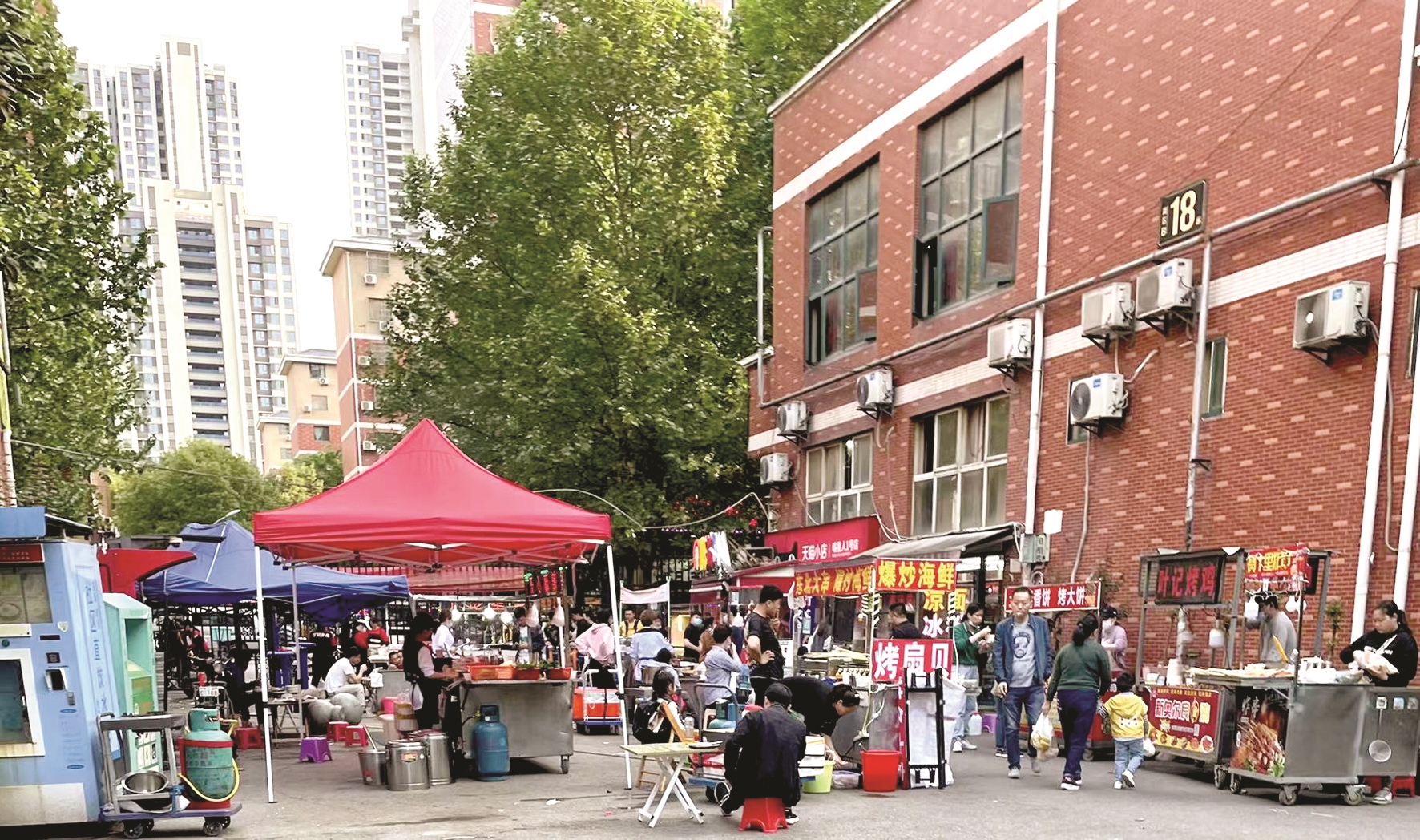 流动摊贩在小区内外占道经营 居民不堪其扰 长丰街表示端午过后联合多