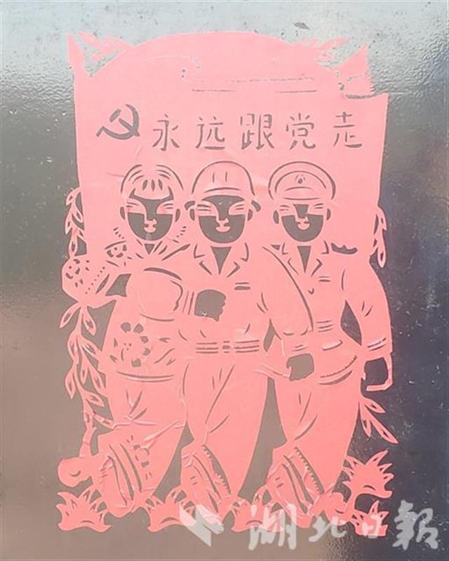 在汉央企吊车司机镌刻窗花感党恩