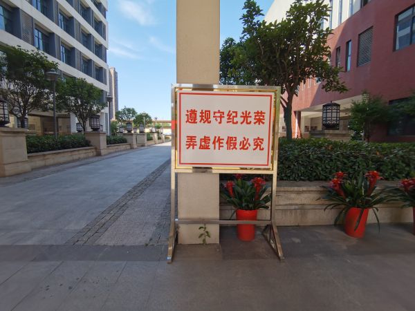 考场门贴上"已消毒"字样,武汉高考考生提前看考场表情轻松自信
