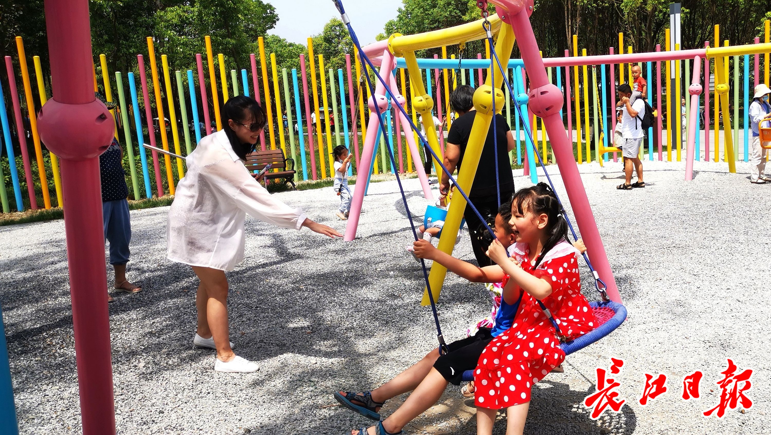 长江日报6月1日讯 "六一"国际儿童节当天,武汉市各个公园广场小游客