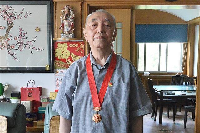 湖北省水利厅上门为50年党龄老党员颁发荣誉纪念章