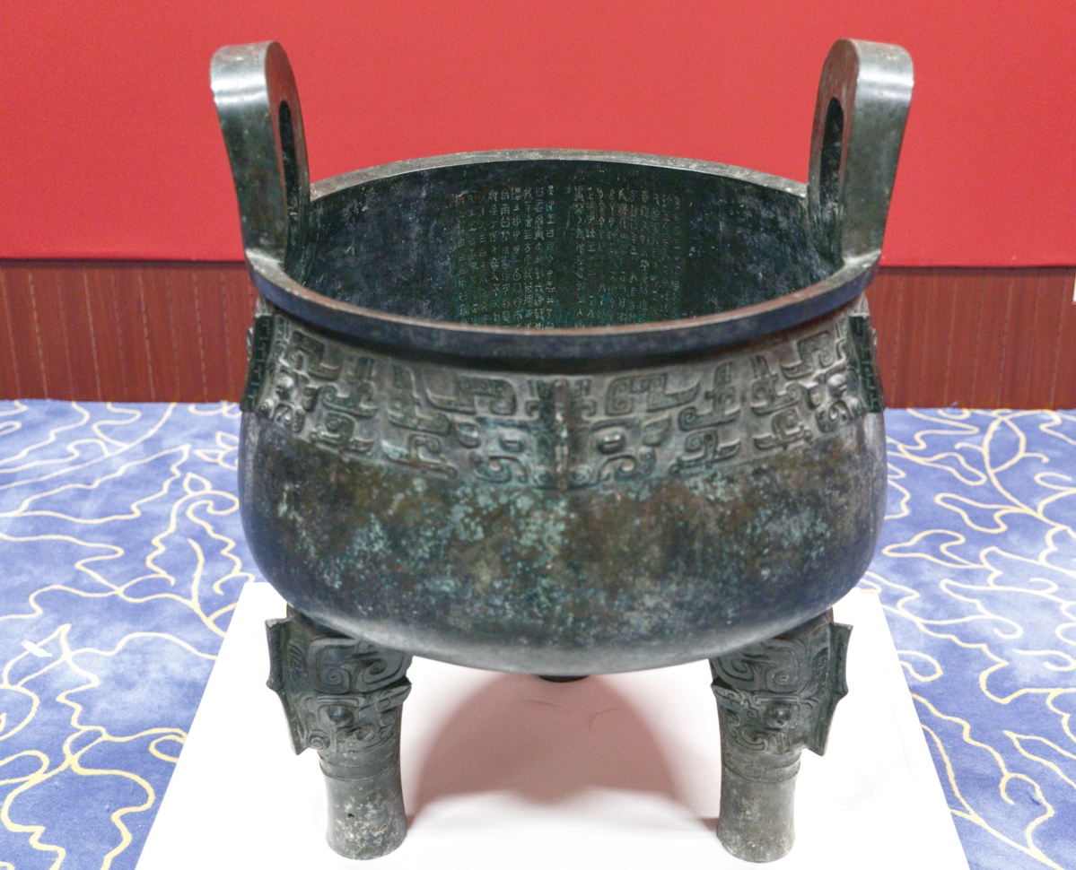6月10日,在国博拍摄的即将赴上海展出的大盂鼎.