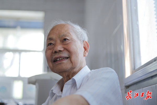 6月2日,在湖北省军区武汉第18干休所,刘忠信向长江日报记者讲述了他