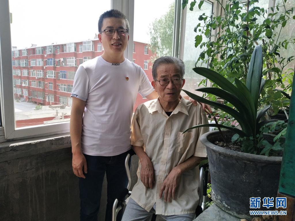 靳民路与父亲在一起.