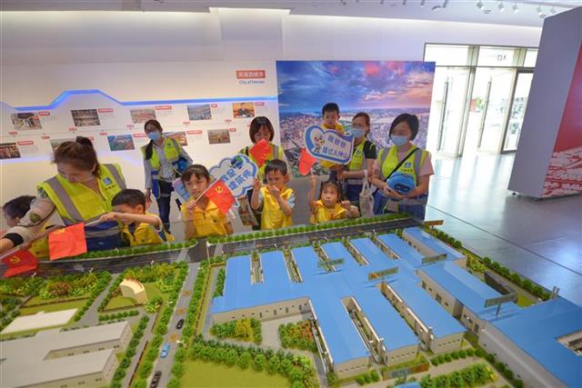打卡建筑科技馆,唱红歌,朗诵革命诗篇……建设者子女过红色"六一"