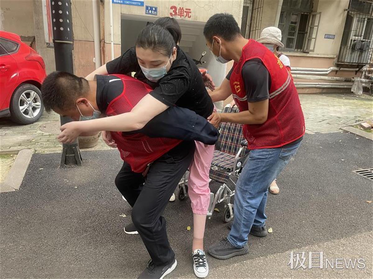 残疾女子无法动弹,两热心人背她下楼推轮椅送医