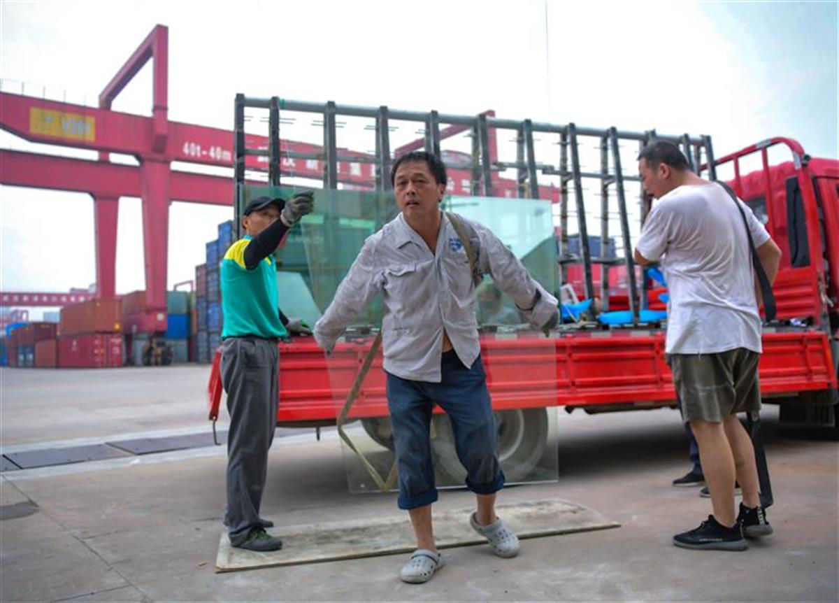 高手在民间!一根背带托起百斤重的玻璃