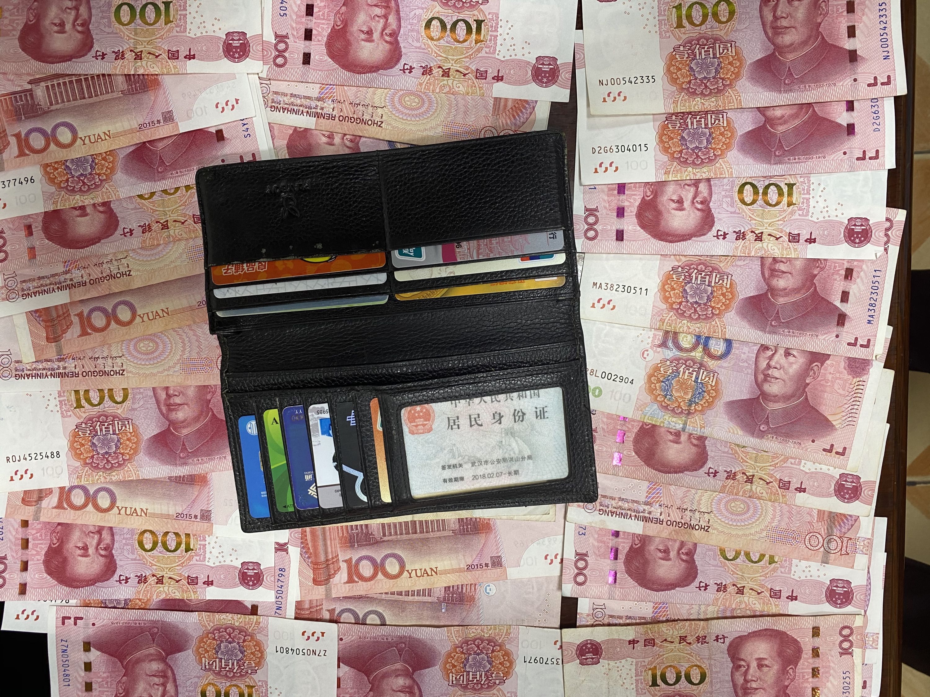 乘客乘车丢钱包 的哥拾金不昧3500元物归原主