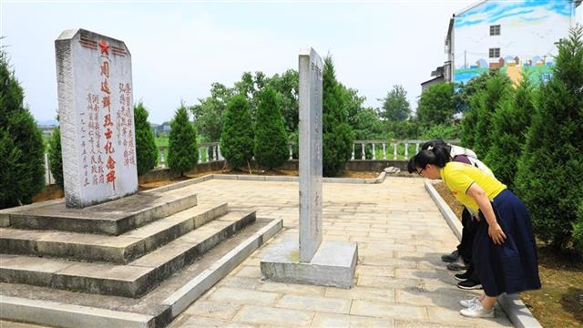 返回途中,采访团来到岳阳市君山区许市镇凉亭村,寻访周逸群烈士牺牲的