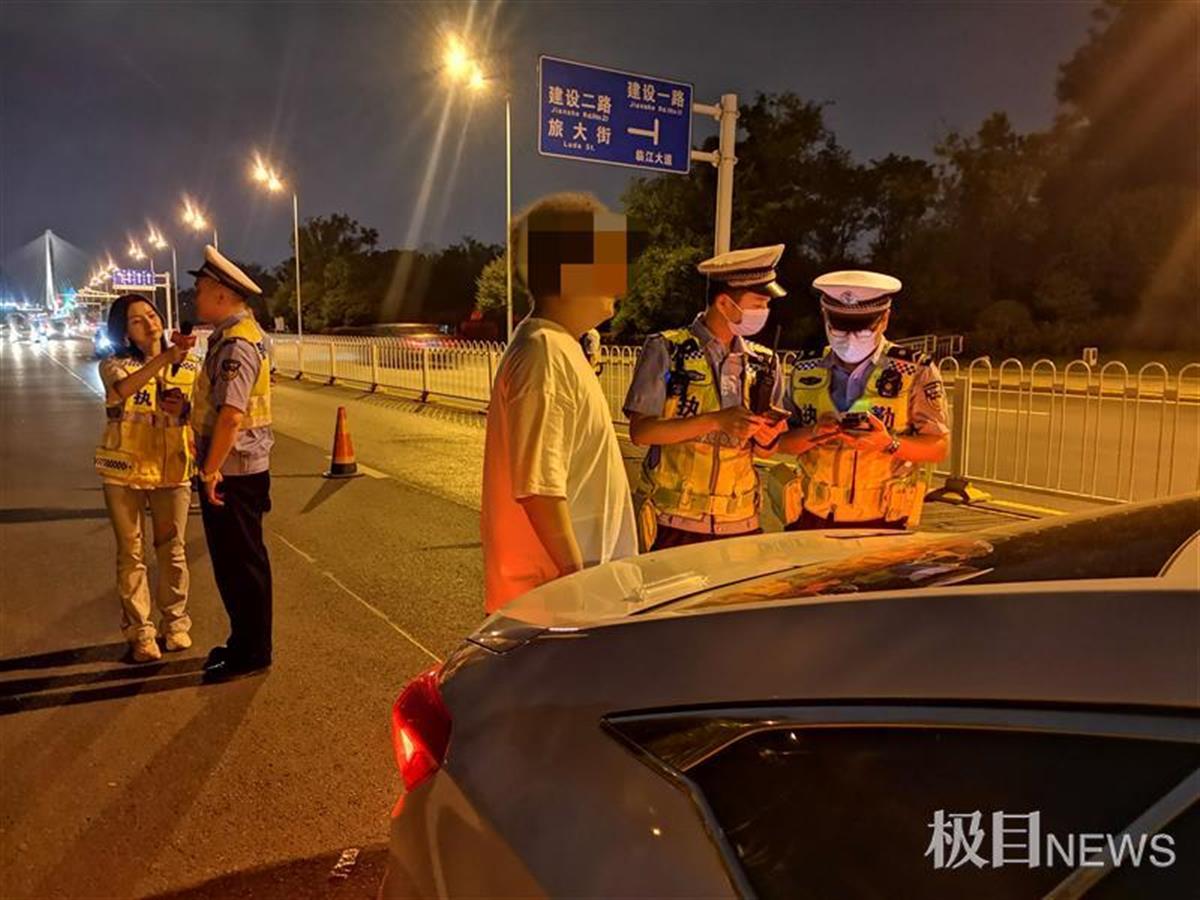 随警出击|青山交警夜查酒驾,三名饮酒司机被抓个正着