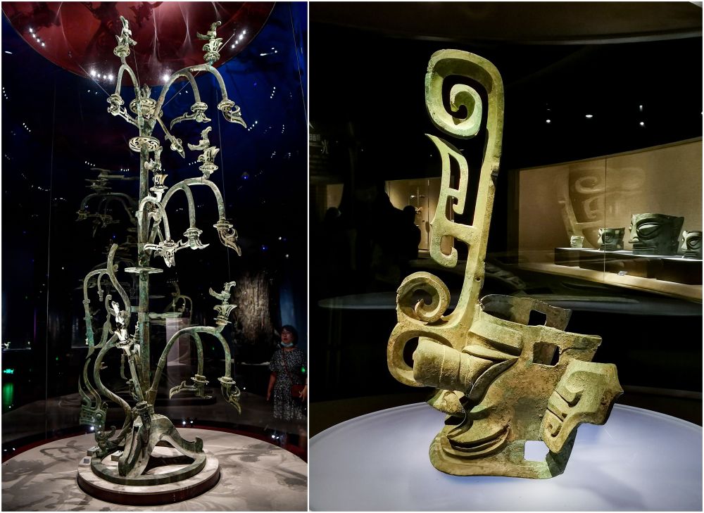 1986年三星堆遗址2号"祭祀坑"出土的青铜神树(左)和纵目兽面具(右).