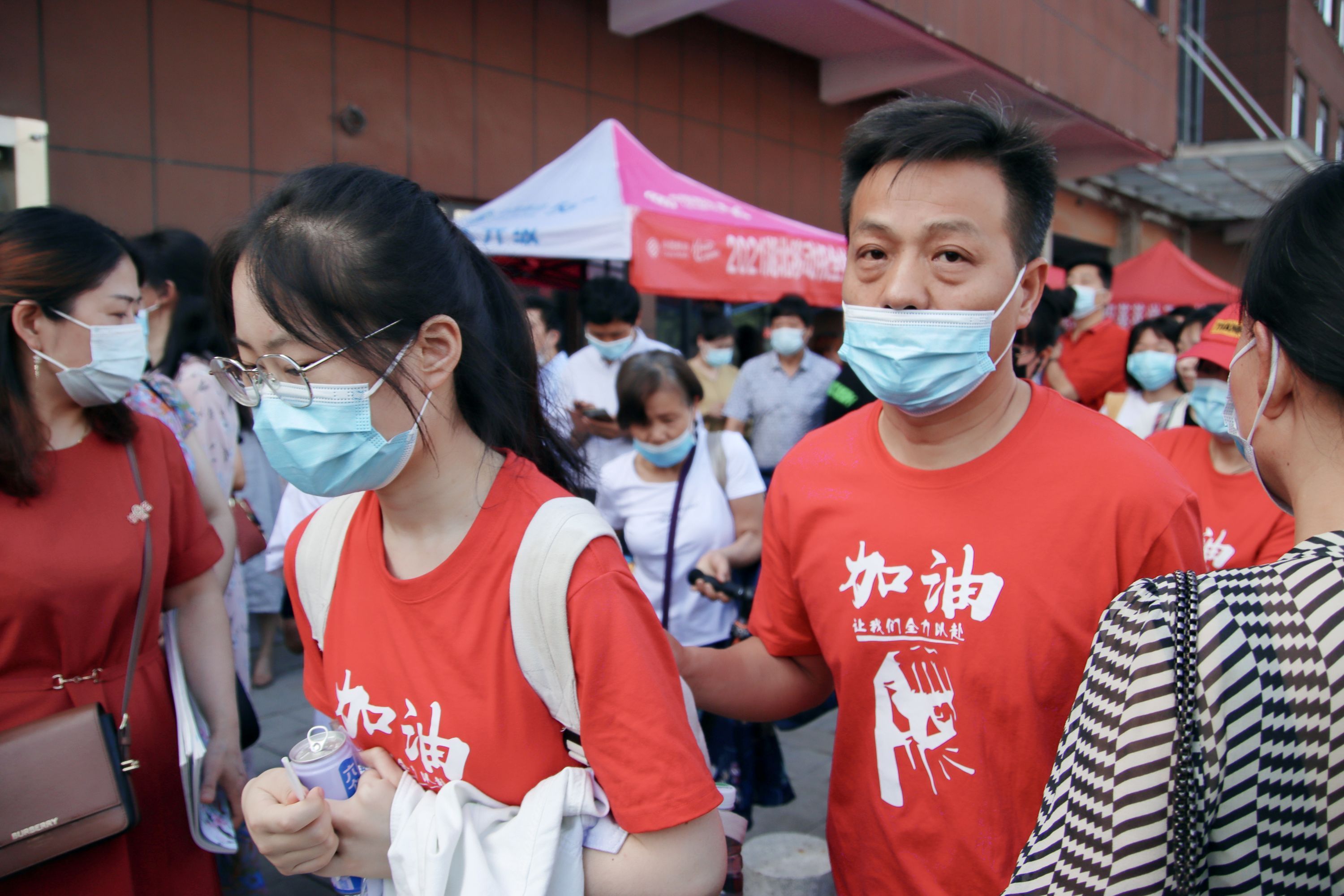 马房山中学考点,一位父亲送女儿高考.城市摄影队 肖高东 摄